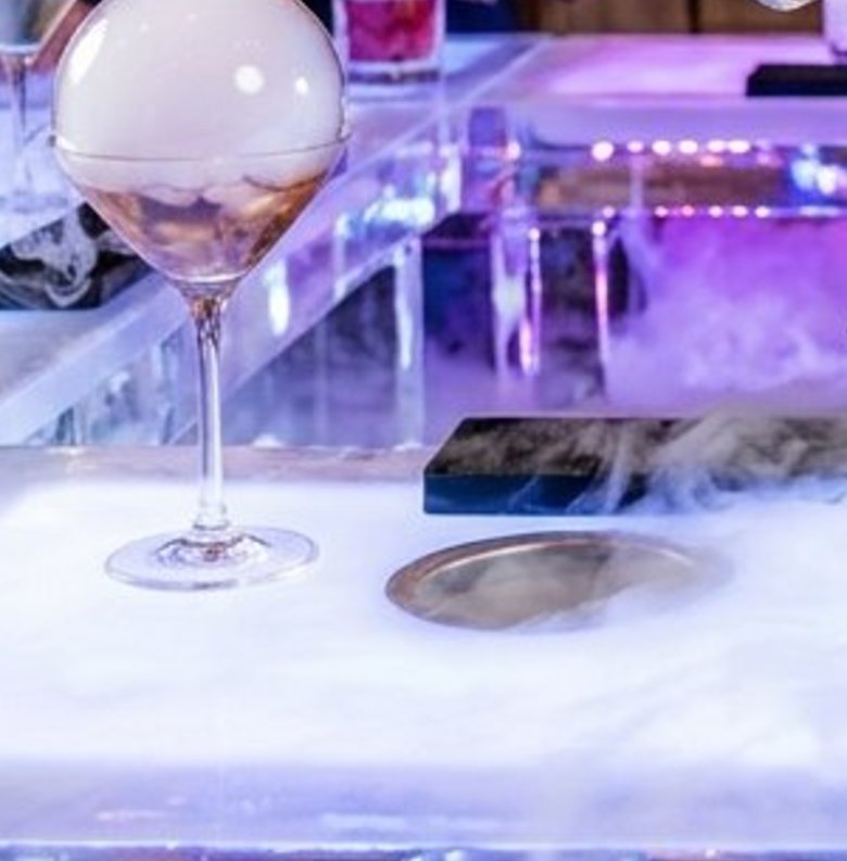 Smoking cocktail on a dry ice fog bar
